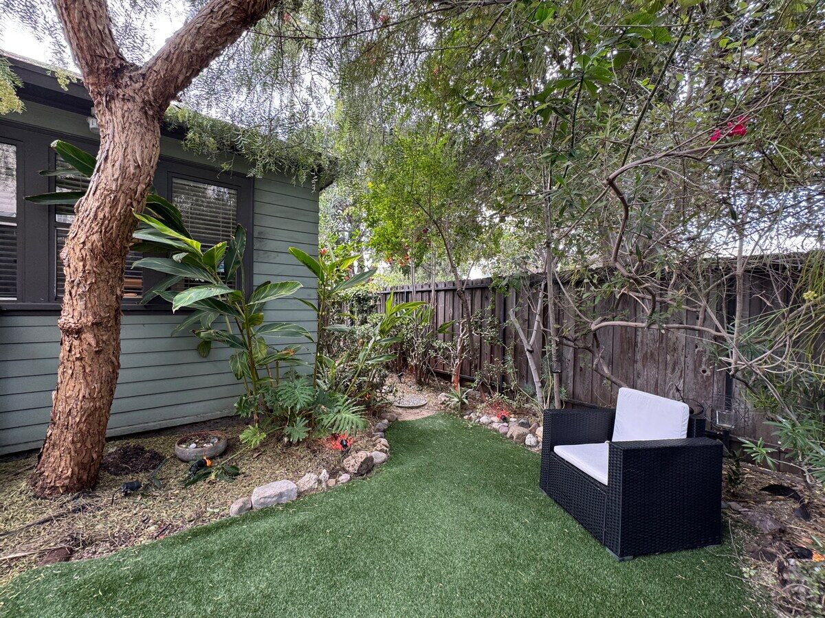 Cherokee garden with lawn and pepper tree